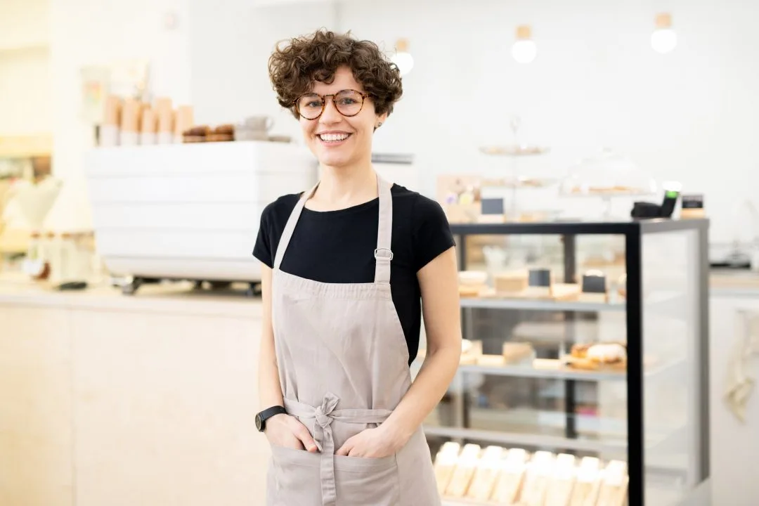 Barista profesional preparando café de especialidad en estación móvil para fiestas y bodas